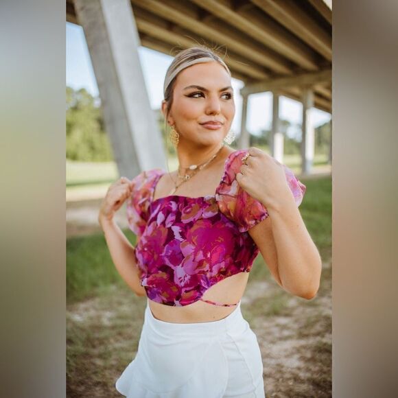 Le Lis Collection MAGENTA FLORAL CROP TOP with mesh sleeves M - Picture 3 of 5